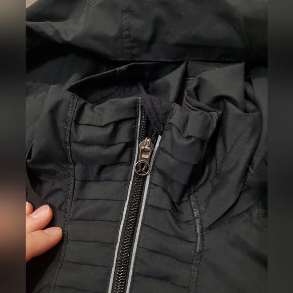 Lululemon Run: Back On Track Long Sleeve Jacket. Black. Hood. Size 4. - Picture 7 of 13